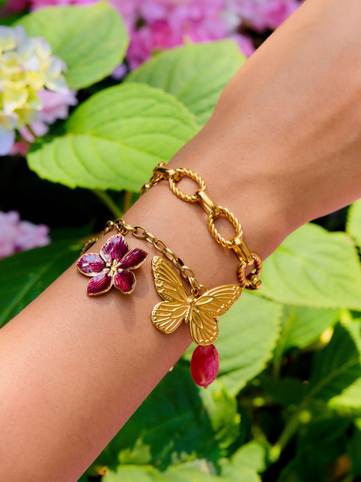 Bracelet chaîne dorée, papillon doré, fleur émaillée rouge, perle ovale rose, acier inoxydable, modèle Giulia - Boucles d'oreilles - Or