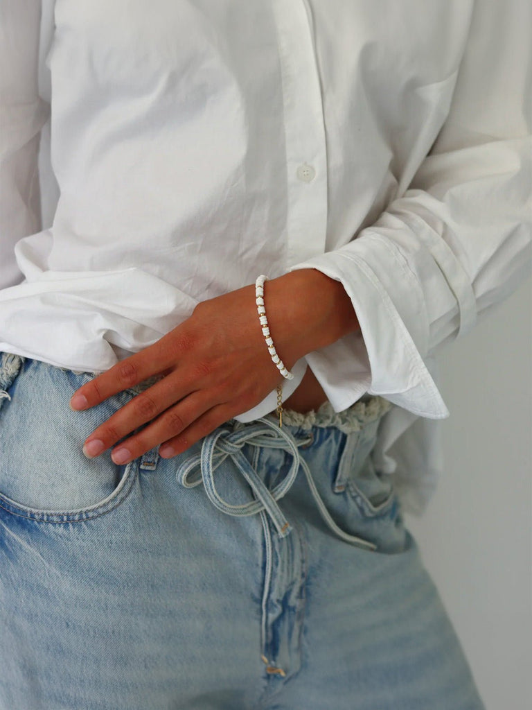 Bracelet coquillage blanc, perles dorées et nacres blanches, style chic, ajustable, acier inoxydable, modèle Sabrina - Bracelet - Or