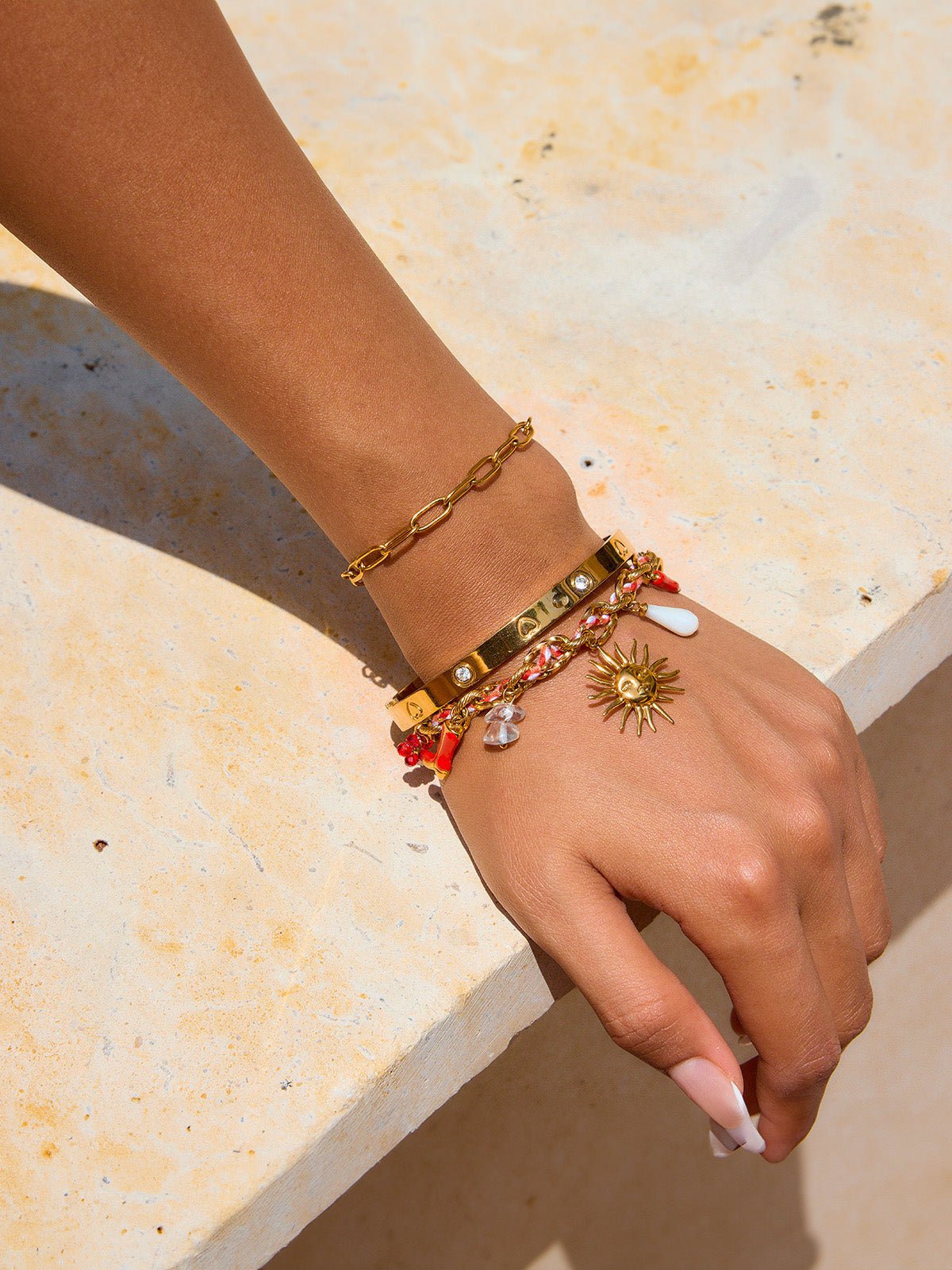 Bracelet en acier inoxydable dorée, multiples charms soleil, goutte, cœur, bottine, piment, modèle Astrid - Boucles d'oreilles - Or