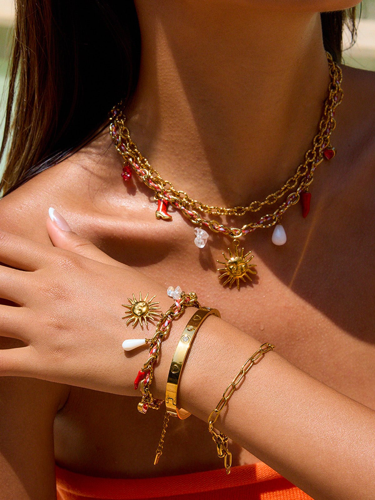 Bracelet en acier inoxydable dorée, multiples charms soleil, goutte, cœur, bottine, piment, modèle Astrid - Boucles d'oreilles - Or