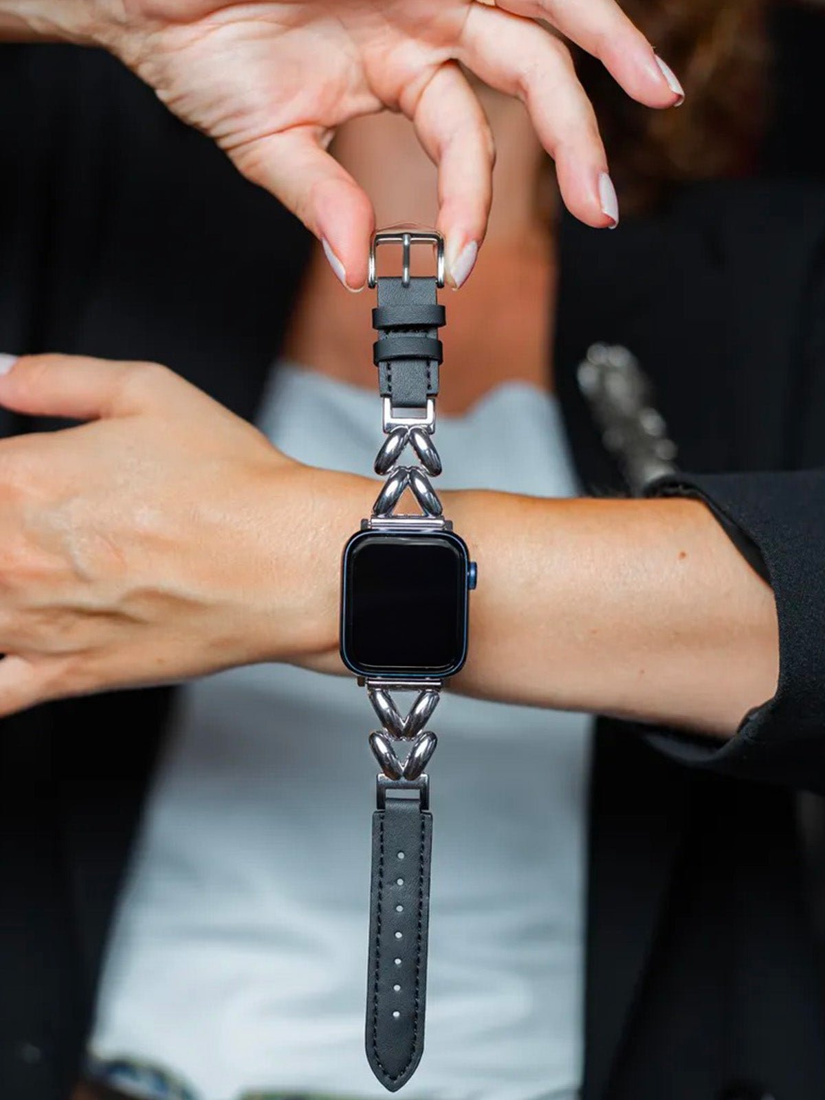 Bracelet montre Apple Watch cuir, maillons métal argent, style moderne, ajustable, modèle Rénata - Bracelet Apple Watch - Noir 38 à 42mm
