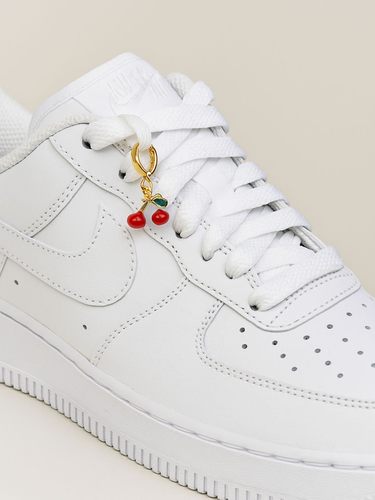 Charm sneakers cerises, pendentif lacet basket, bijou chaussure or, accessoire mode unisexe, décoration personnalisée sneakers, modèle Dismi - charms -