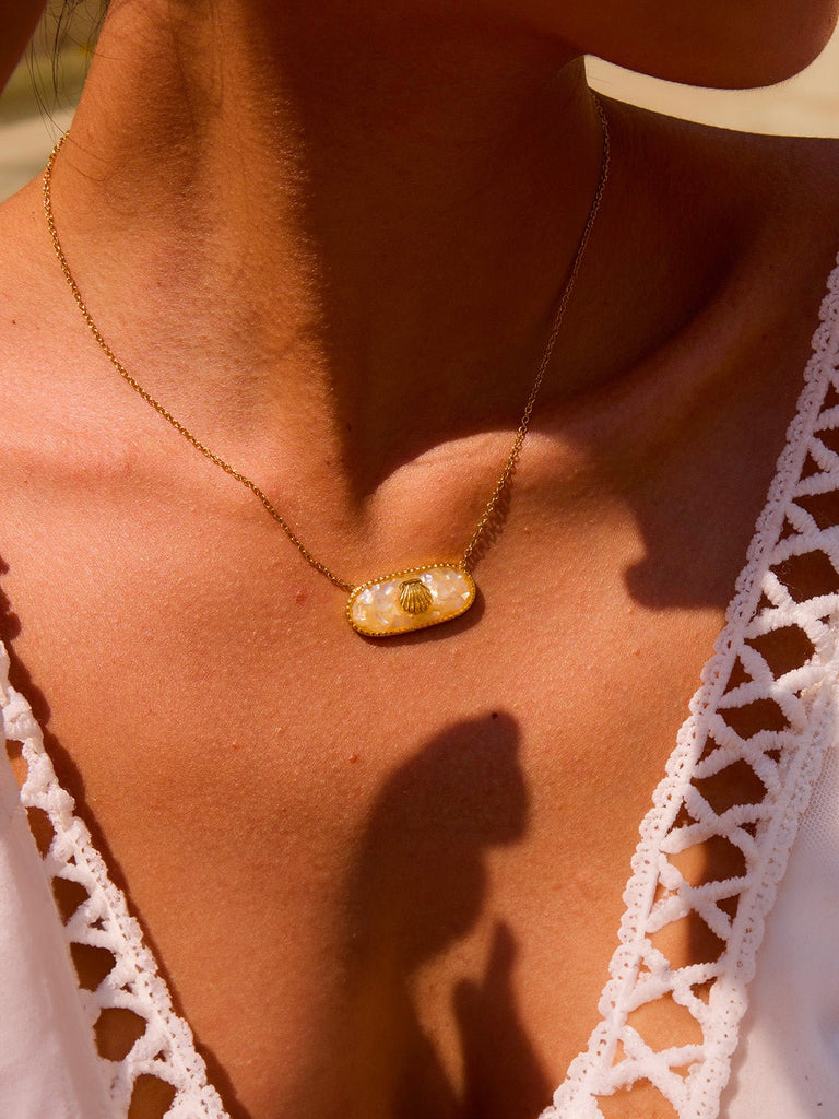 Collier coquillage doré, nacre colorée, chaîne fine, acier inoxydable, pendentif ovale, modèle Wendoline - Collier - Bleu 39 + 5 cm