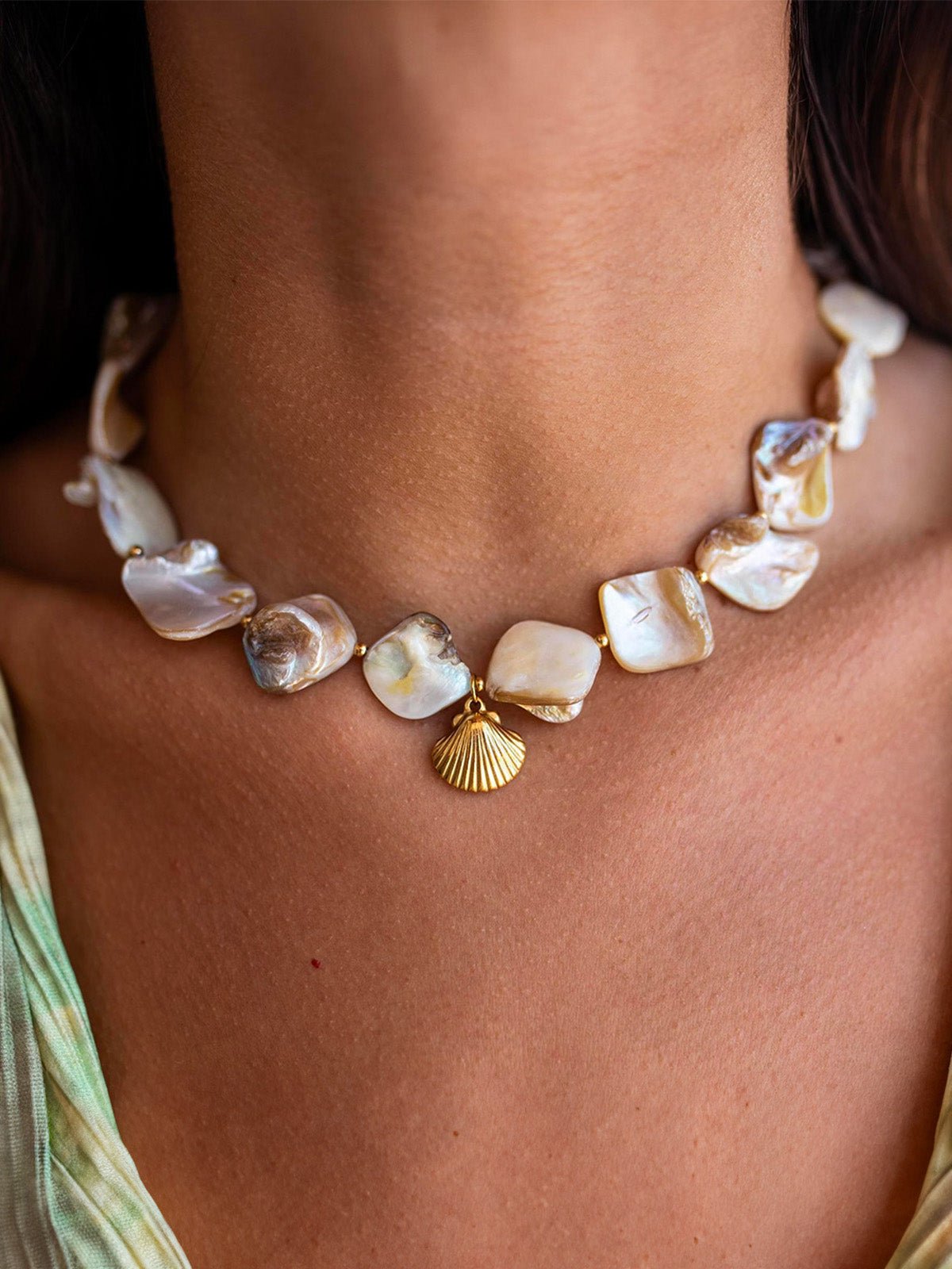 Collier coquillage doré, perles irrégulières, acier inoxydable, été, plage, look naturel, modèle Mélanie - Collier - Or 40 + 5 cm