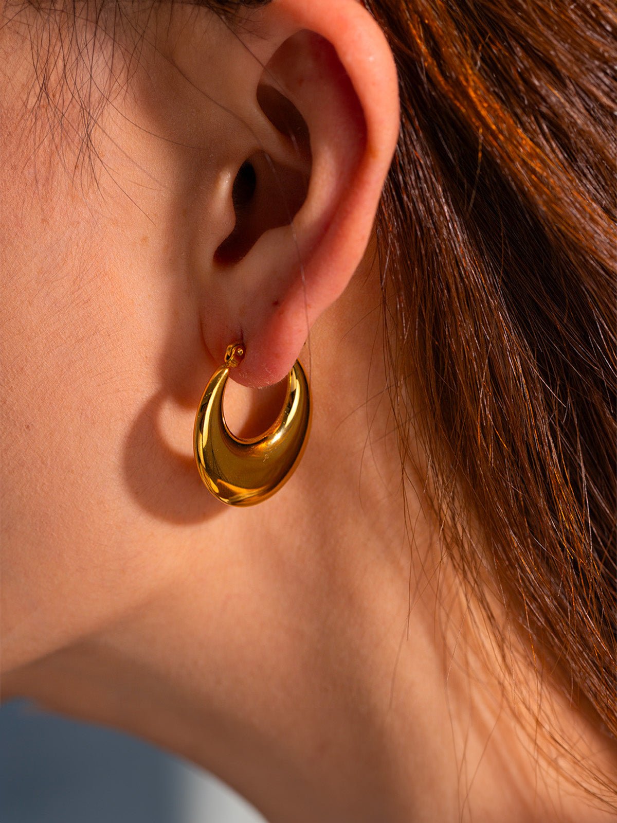 Créoles bombées dorées, boucles d'oreilles U, acier inoxydable, design géométrique, look lumineux, modèle Hinam - Boucles d'oreilles - Or