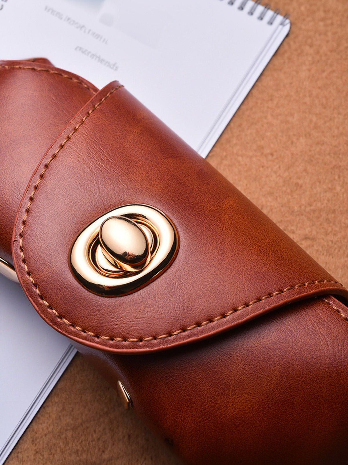 Étui lunettes en simili vegan, fermeture pivotante dorée, mousqueton intégré, format compact, usage quotidien, modèle Sénor - Coffret - Marron