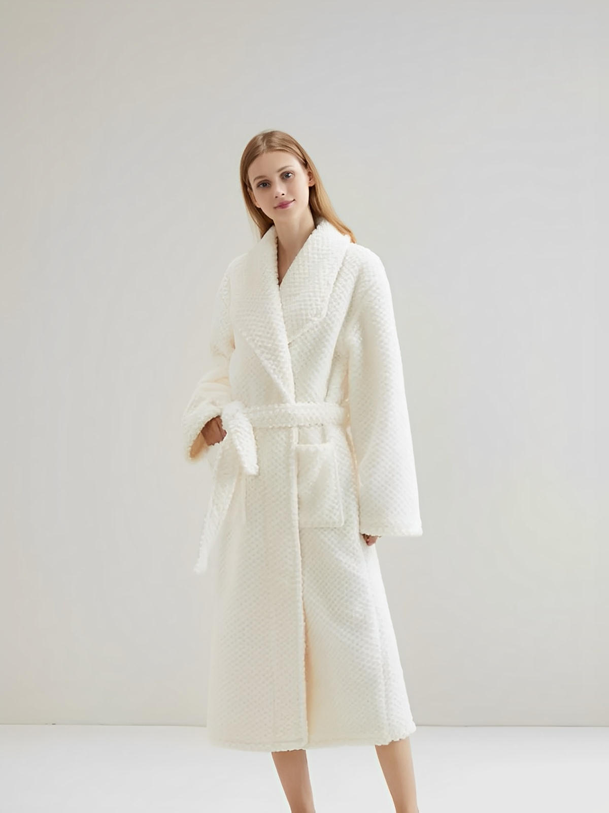 Peignoir homme femme, coton doux texturé, col châle, ceinture amovible, deux poches pratiques, confort maison, mi - mollet, modèle Junia - Peignoir - Blanc M