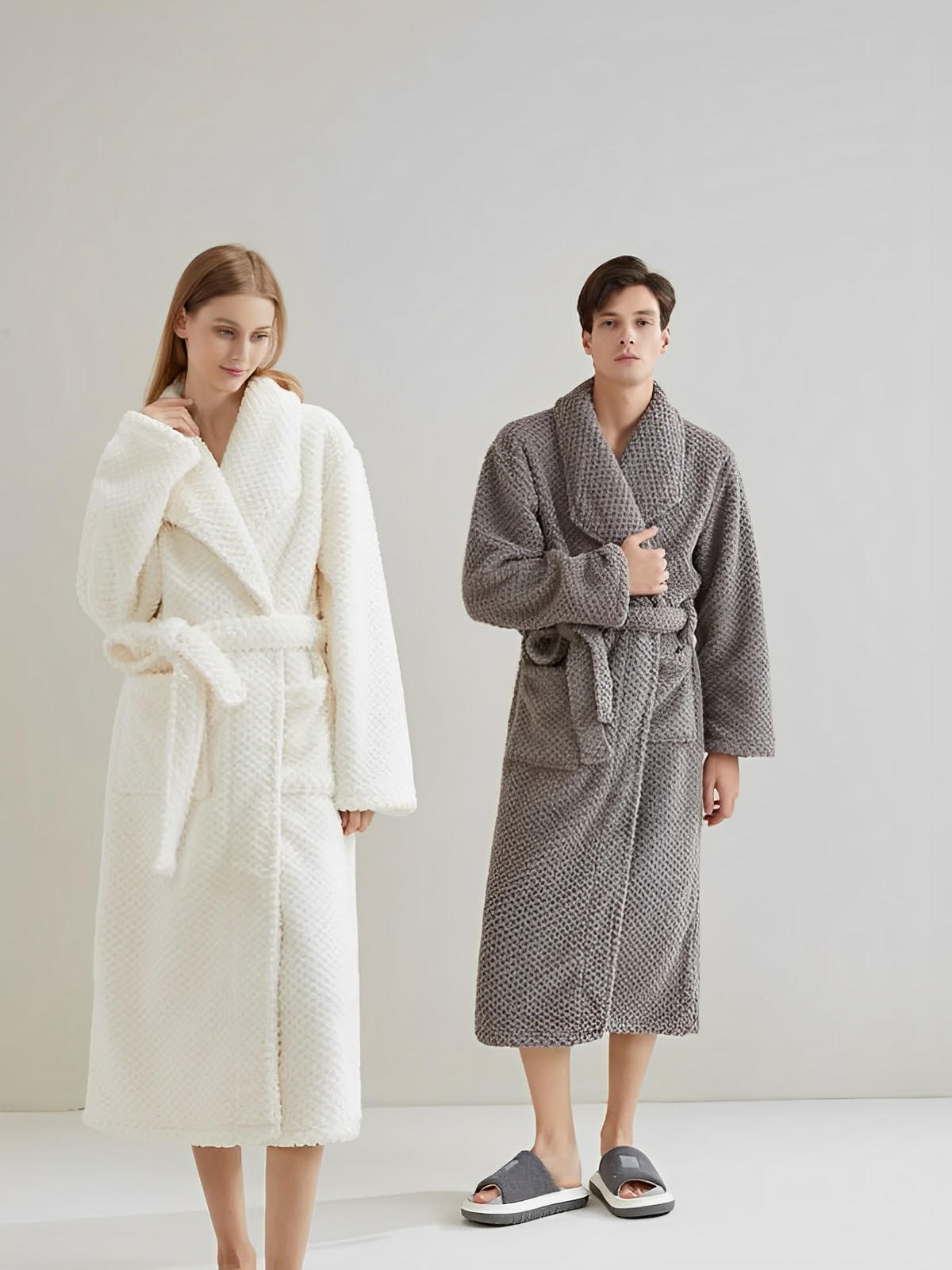 Peignoir homme femme, coton doux texturé, col châle, ceinture amovible, deux poches pratiques, confort maison, mi - mollet, modèle Junia - Peignoir - Gris M