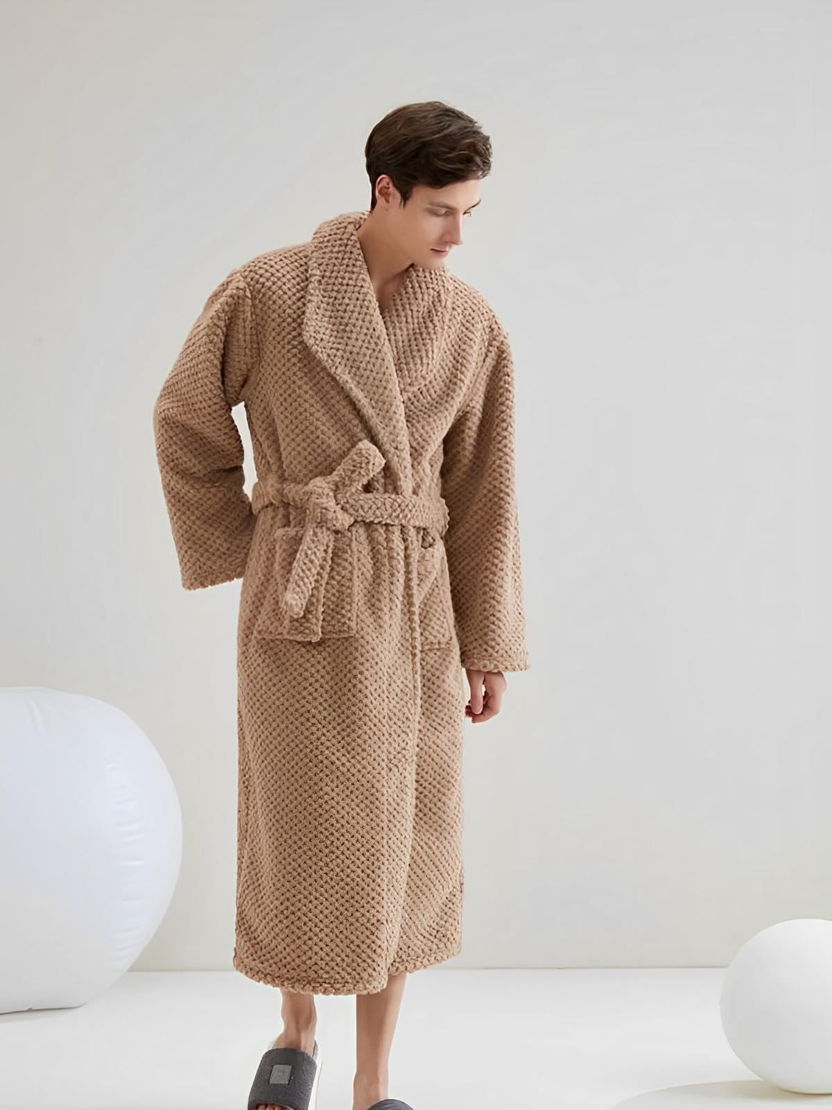Peignoir homme femme, coton doux texturé, col châle, ceinture amovible, deux poches pratiques, confort maison, mi - mollet, modèle Junia - Peignoir - Marron M