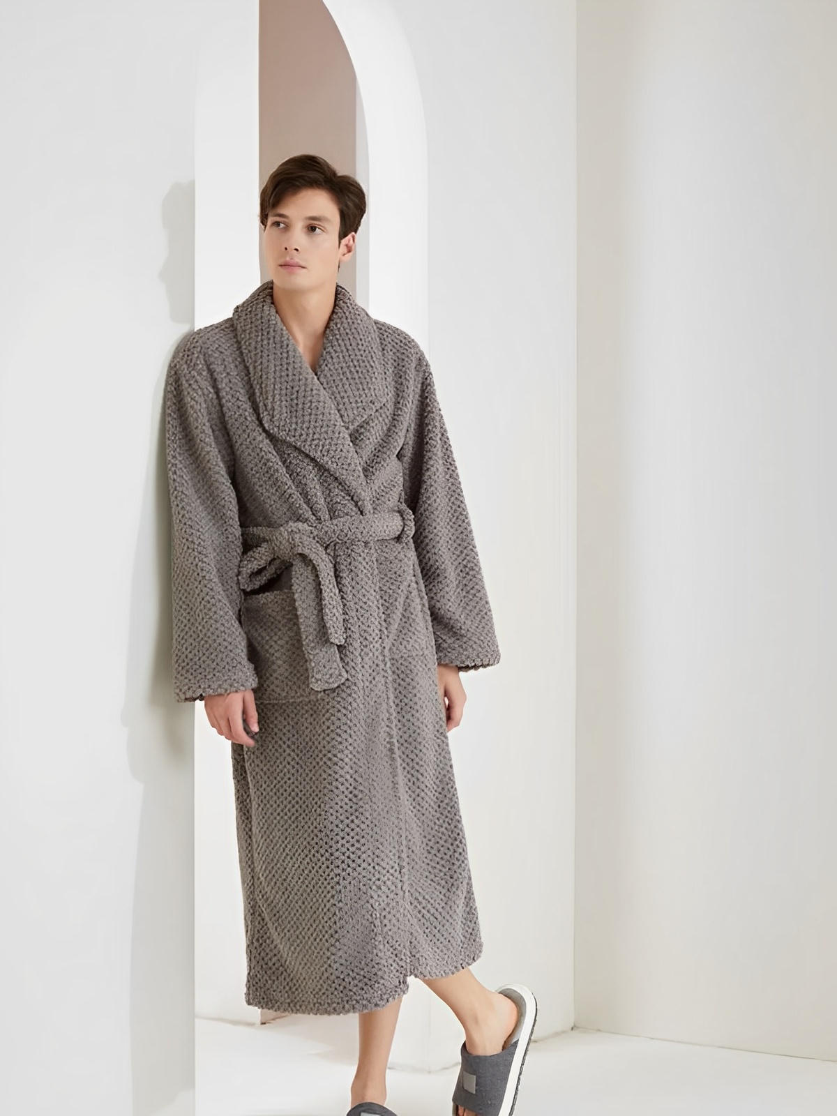 Peignoir homme femme, coton doux texturé, col châle, ceinture amovible, deux poches pratiques, confort maison, mi - mollet, modèle Junia - Peignoir - Gris M