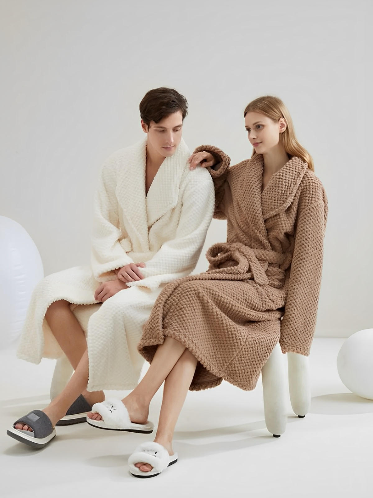 Peignoir homme femme, coton doux texturé, col châle, ceinture amovible, deux poches pratiques, confort maison, mi - mollet, modèle Junia - Peignoir - Marron M