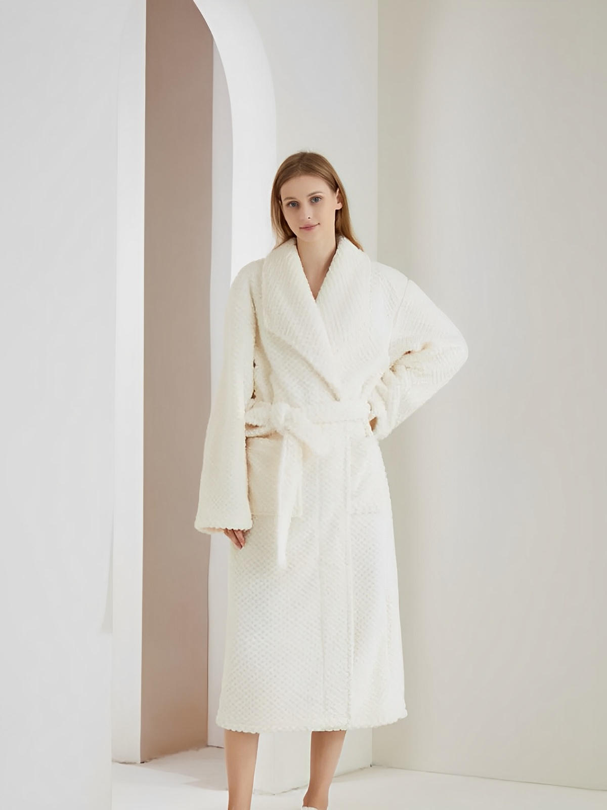 Peignoir homme femme, coton doux texturé, col châle, ceinture amovible, deux poches pratiques, confort maison, mi - mollet, modèle Junia - Peignoir - Blanc M