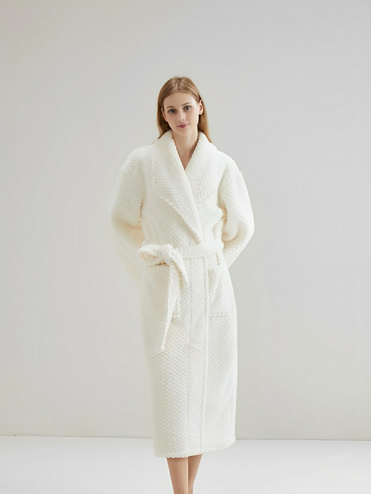 Peignoir homme femme, coton doux texturé, col châle, ceinture amovible, deux poches pratiques, confort maison, mi - mollet, modèle Junia - Peignoir - Blanc M