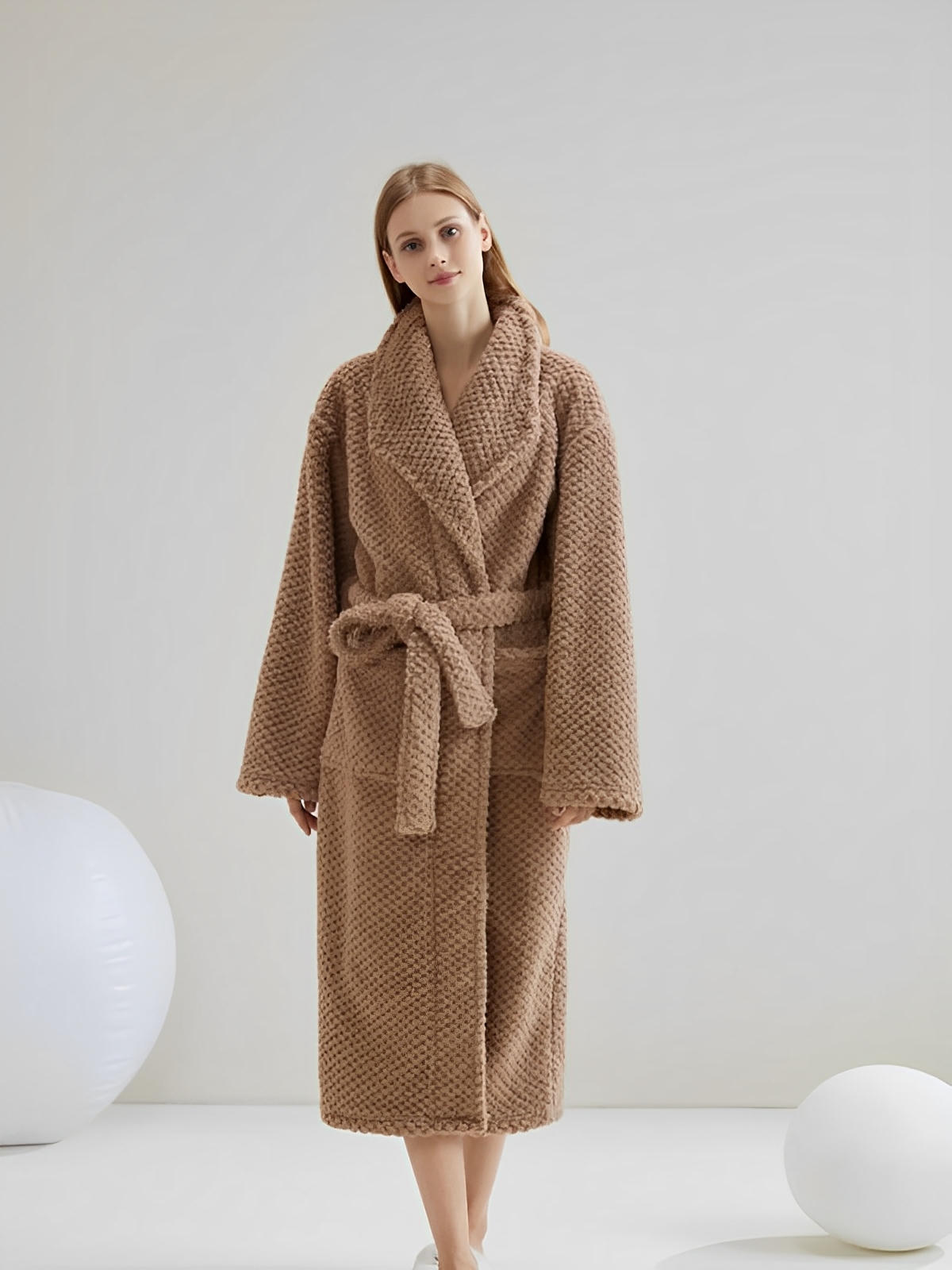 Peignoir homme femme, coton doux texturé, col châle, ceinture amovible, deux poches pratiques, confort maison, mi - mollet, modèle Junia - Peignoir - Marron M
