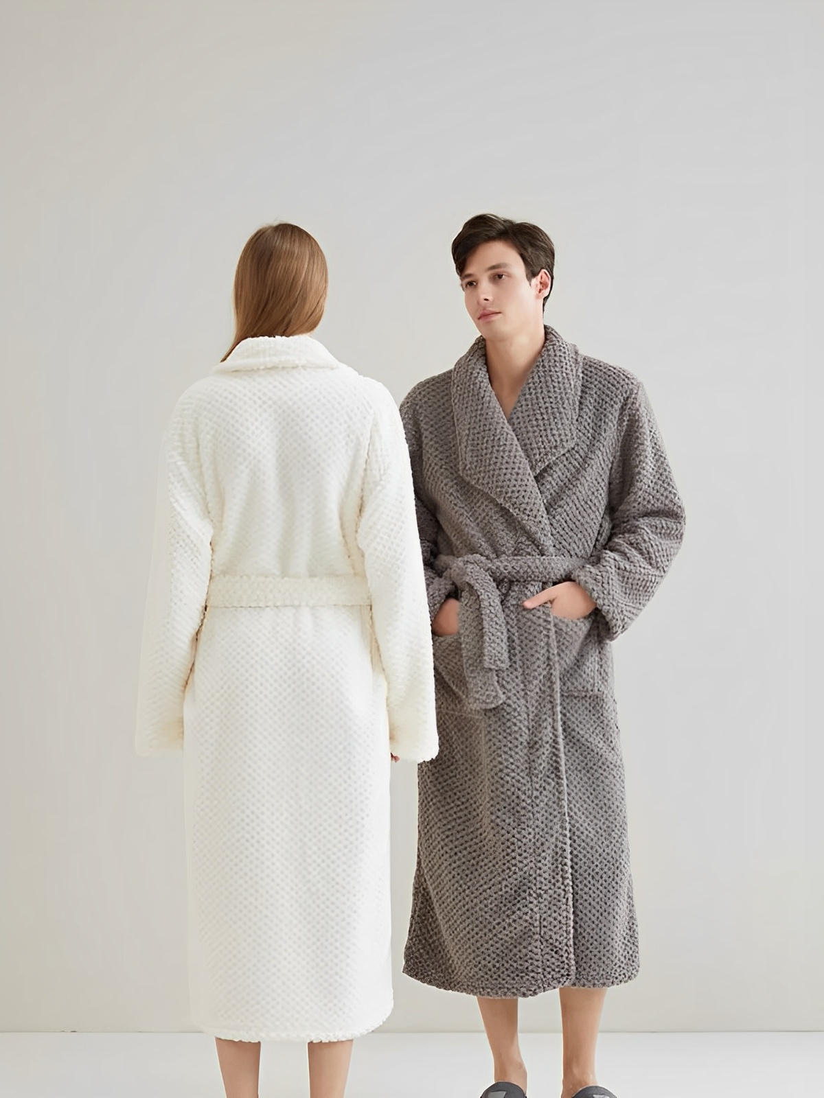 Peignoir homme femme, coton doux texturé, col châle, ceinture amovible, deux poches pratiques, confort maison, mi - mollet, modèle Junia - Peignoir - Gris M