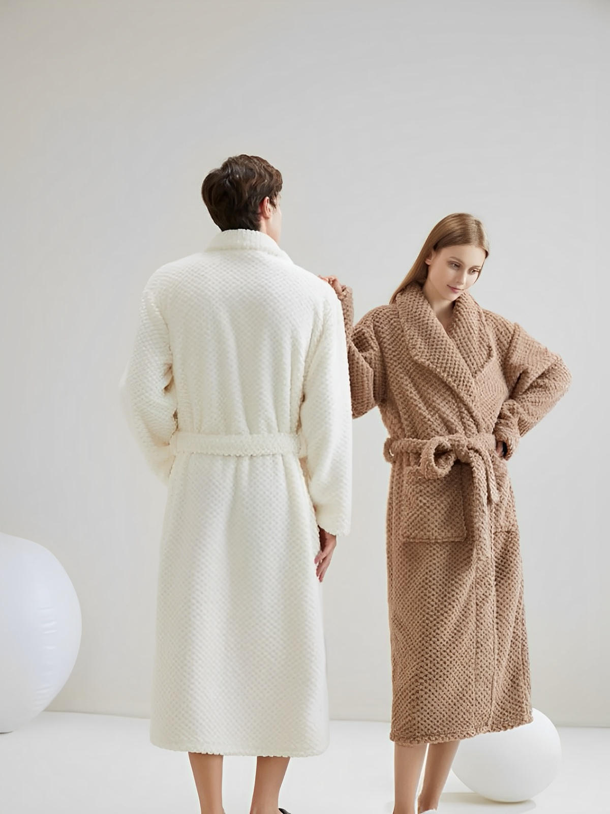 Peignoir homme femme, coton doux texturé, col châle, ceinture amovible, deux poches pratiques, confort maison, mi - mollet, modèle Junia - Peignoir - Blanc M