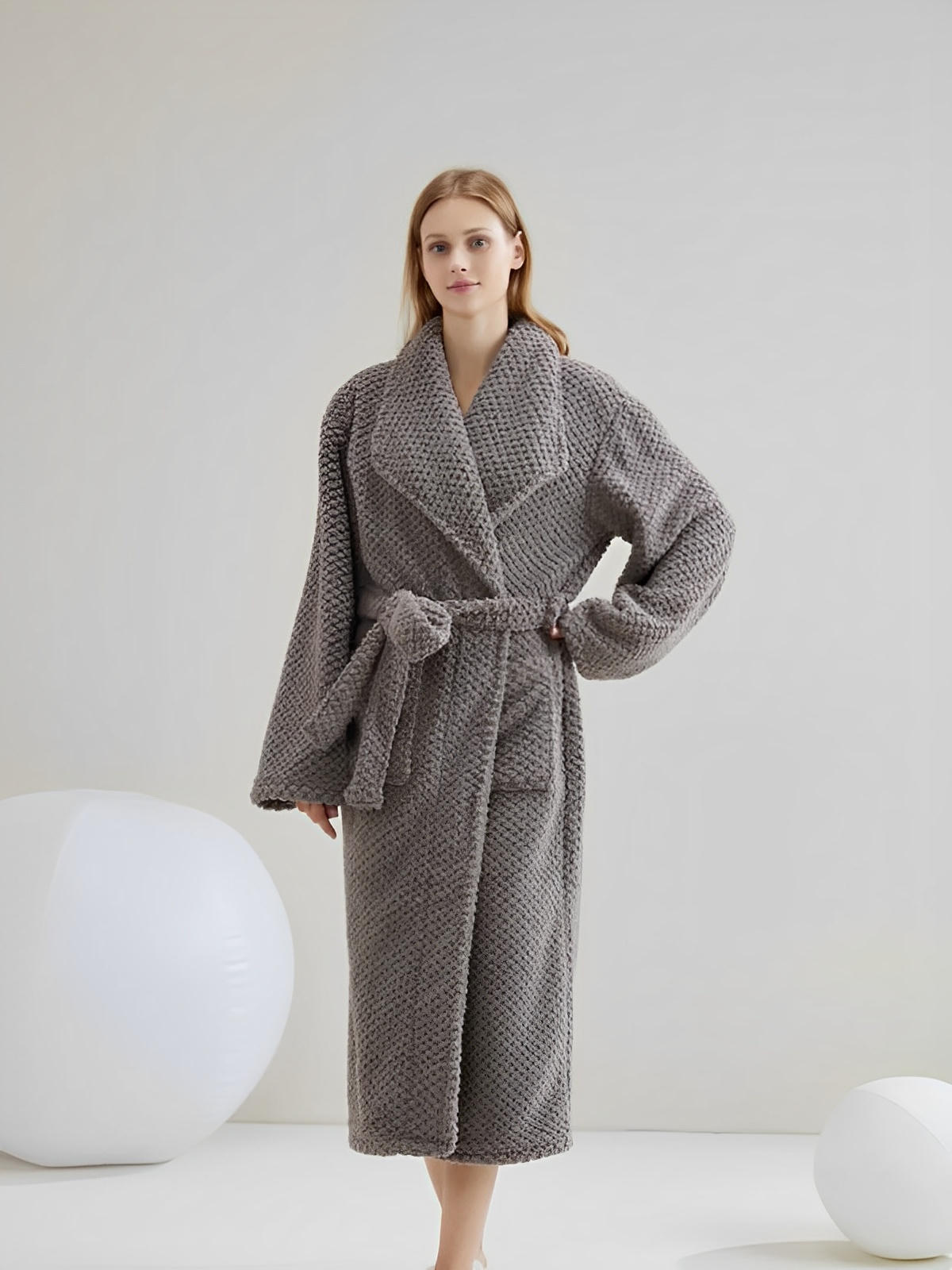 Peignoir homme femme, coton doux texturé, col châle, ceinture amovible, deux poches pratiques, confort maison, mi - mollet, modèle Junia - Peignoir - Gris M