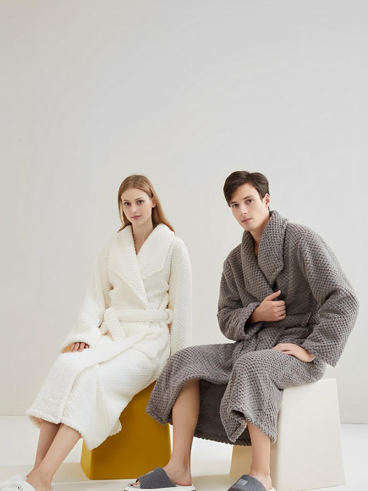 Peignoir homme femme, coton doux texturé, col châle, ceinture amovible, deux poches pratiques, confort maison, mi - mollet, modèle Junia - Peignoir - Gris M