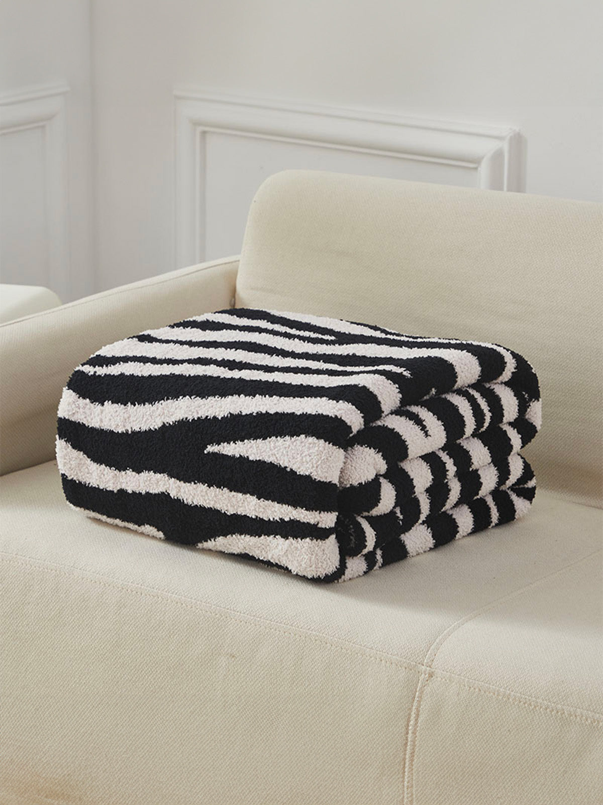 Plaid zèbre noir blanc, jeté doux canapé, couverture chaude déco, plaid cocooning salon, plaid imitation fourrure, modèle Erell - Noir et blanc