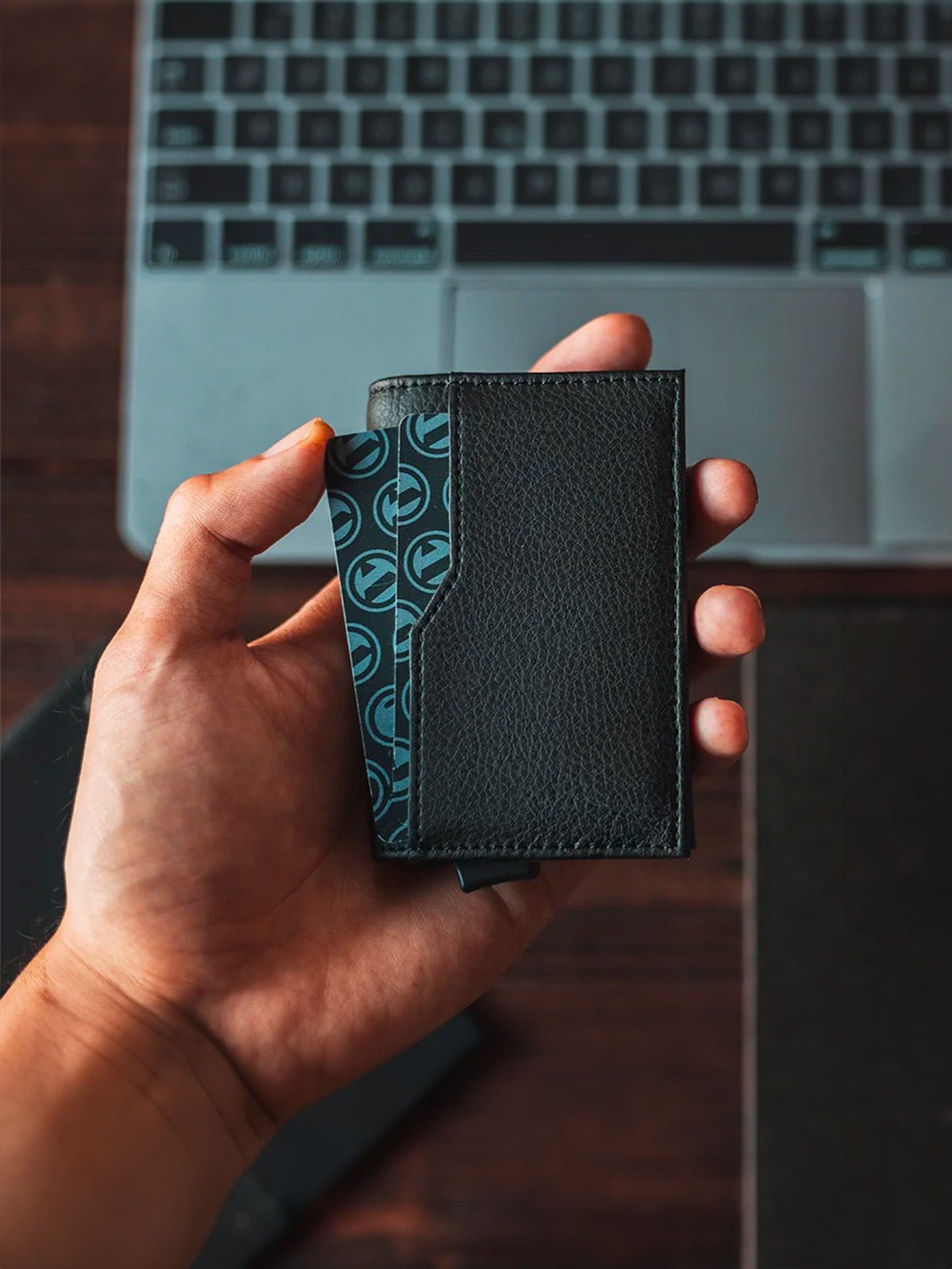Portefeuille compact cuir RFID, protection cartes bancaires, pop - up aluminium, format carte, porte - cartes coulissant, modèle Noctis - Porte - feuille - Noir
