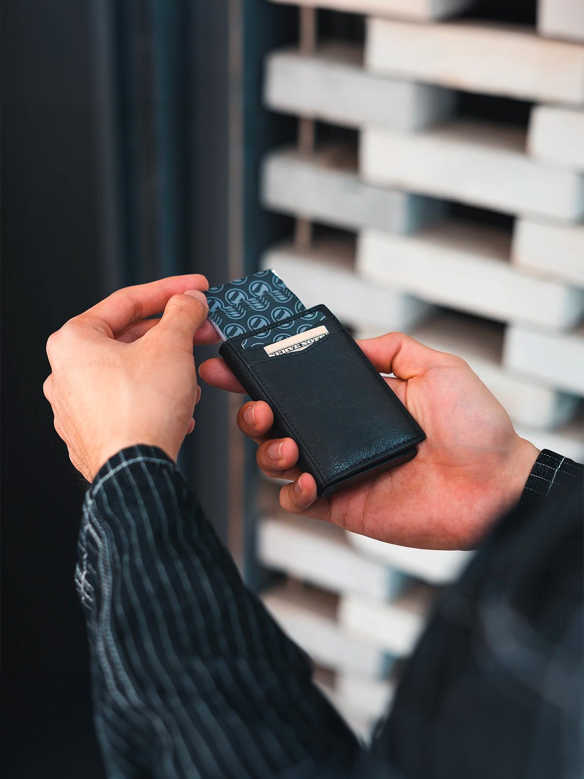 Portefeuille cuir noir, porte - cartes format compact, carte bancaire, RFID sécurisé, bouton latéral, modèle Selith - Porte - feuille - Noir