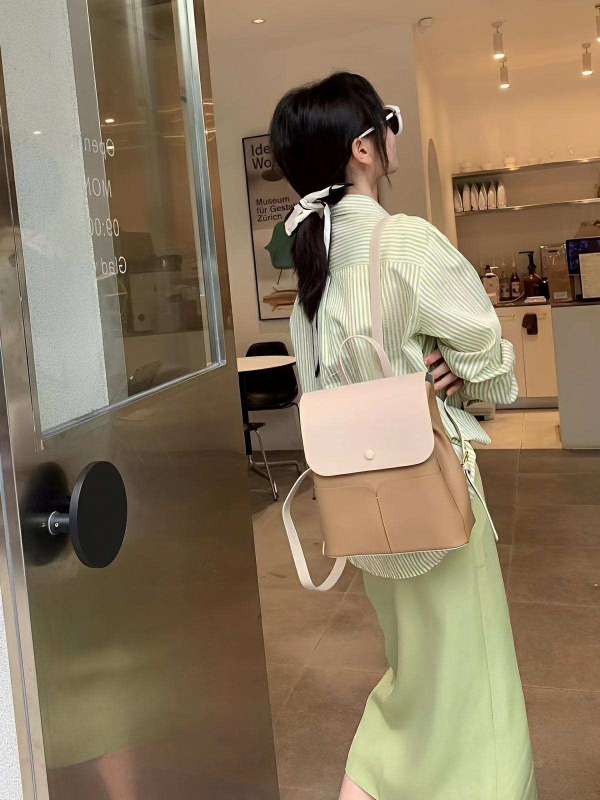 Sac à dos en simili vegan femme, spacieux et chic, fermeture rabat et zip, léger et confortable, modèle Béatrice - Sac à dos - Café blanc