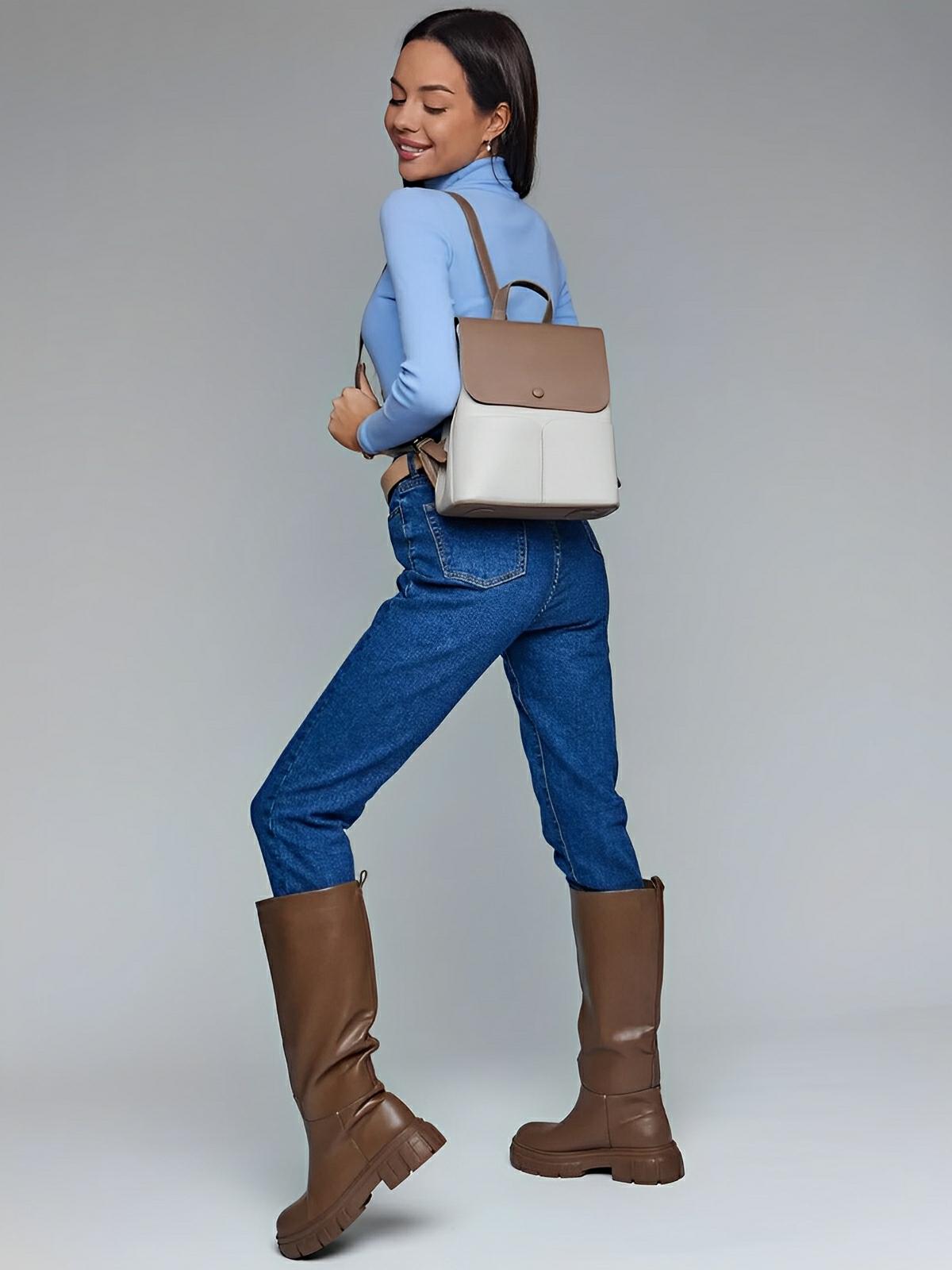 Sac à dos en simili vegan femme, spacieux et chic, fermeture rabat et zip, léger et confortable, modèle Béatrice - Sac à dos - Taupe