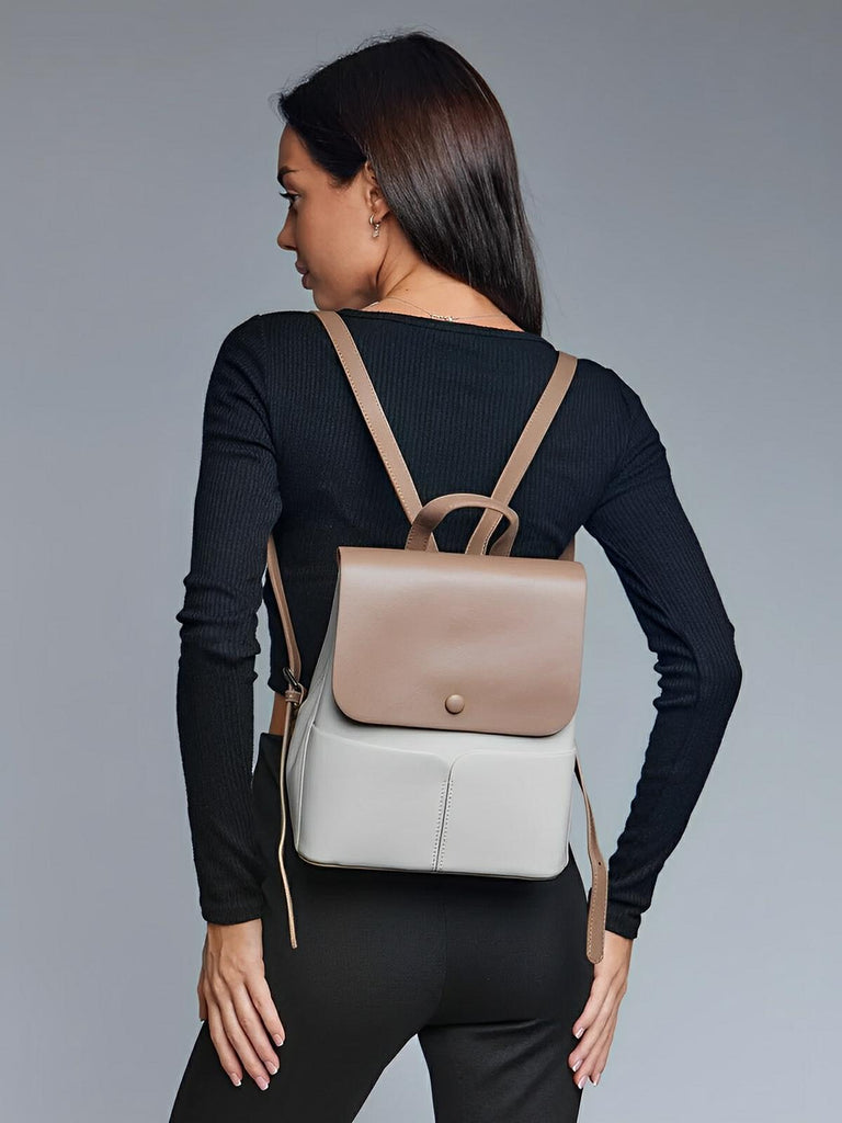 Sac à dos en simili vegan femme, spacieux et chic, fermeture rabat et zip, léger et confortable, modèle Béatrice - Sac à dos - Taupe