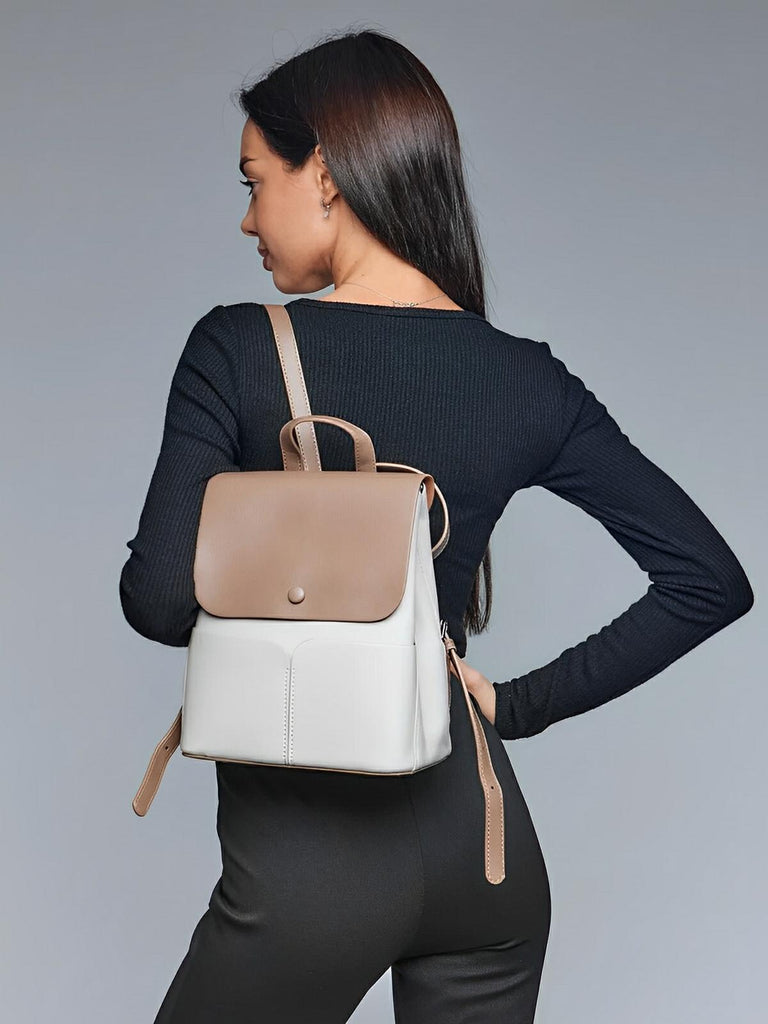 Sac à dos en simili vegan femme, spacieux et chic, fermeture rabat et zip, léger et confortable, modèle Béatrice - Sac à dos - Taupe