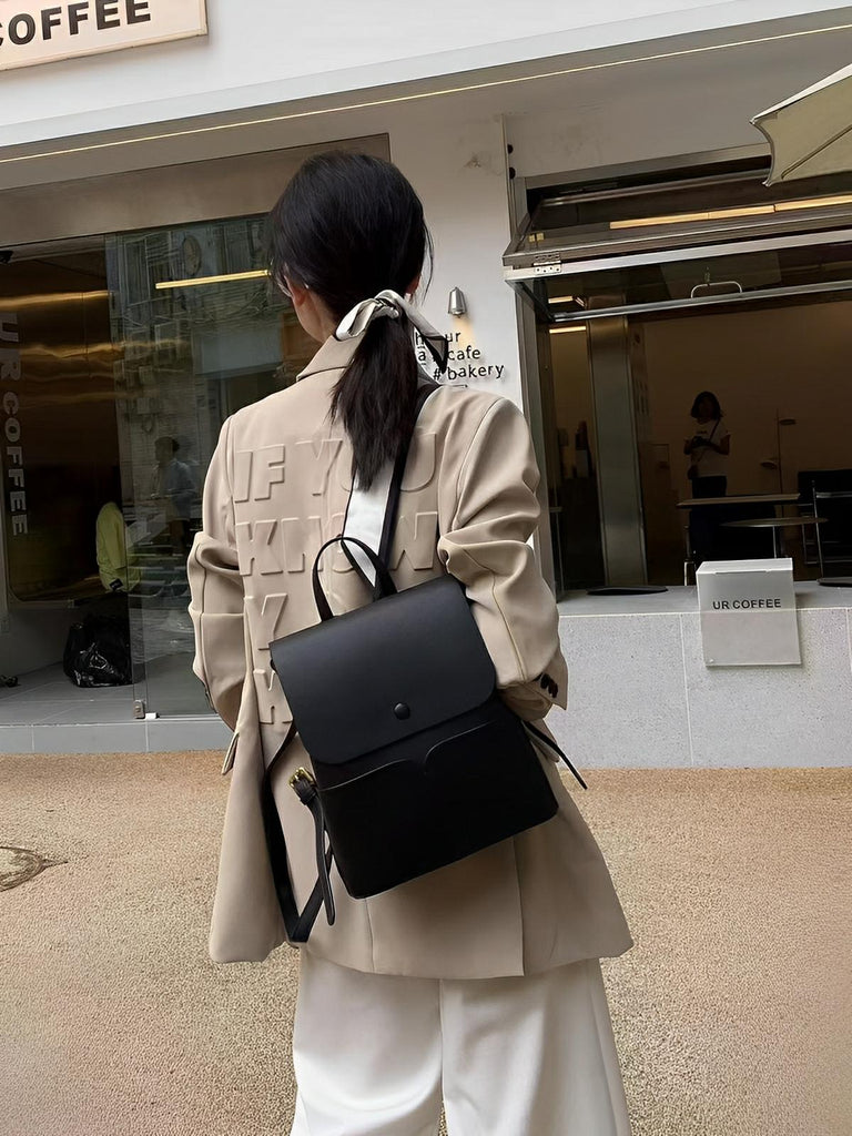 Sac à dos en simili vegan femme, spacieux et chic, fermeture rabat et zip, léger et confortable, modèle Béatrice - Sac à dos - Noir