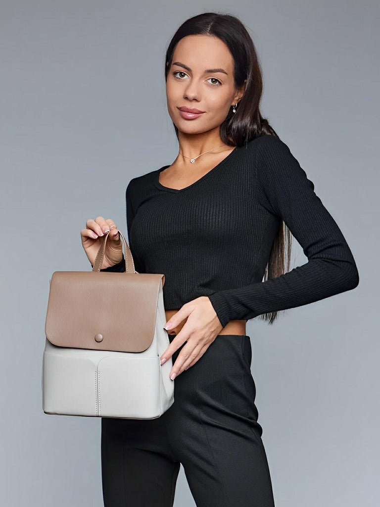 Sac à dos en simili vegan femme, spacieux et chic, fermeture rabat et zip, léger et confortable, modèle Béatrice - Sac à dos - Taupe