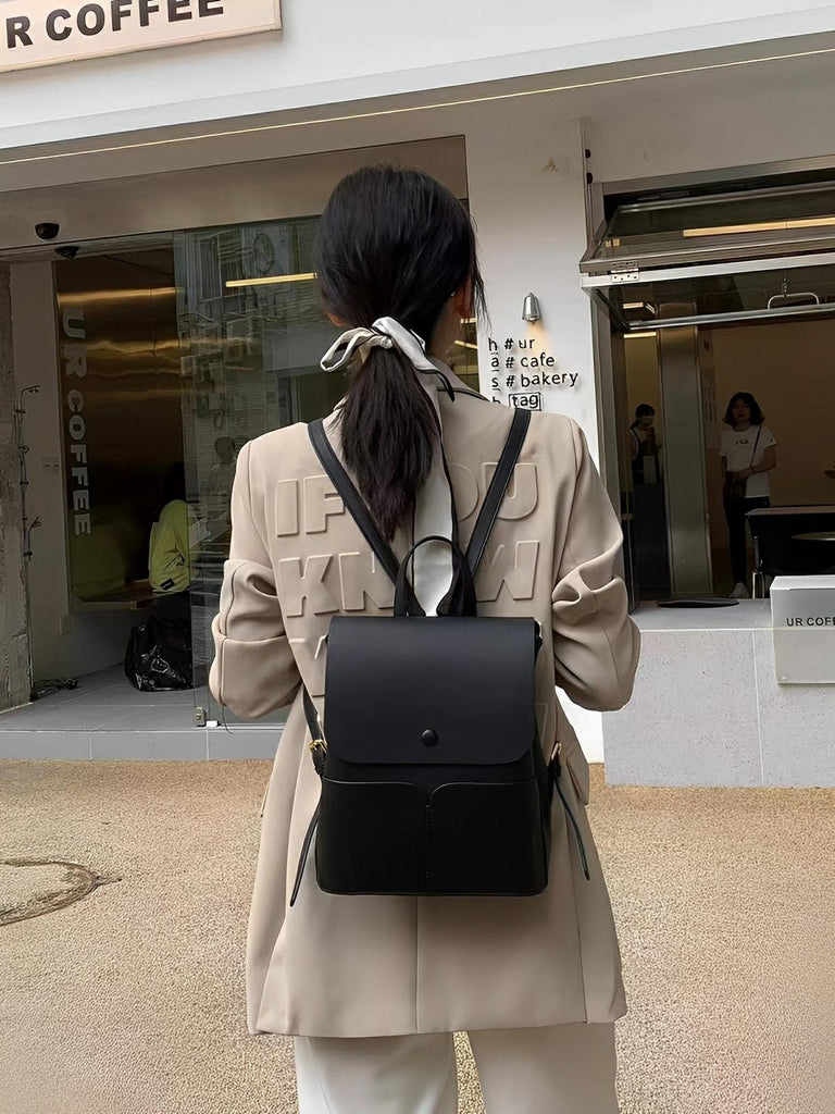 Sac à dos en simili vegan femme, spacieux et chic, fermeture rabat et zip, léger et confortable, modèle Béatrice - Sac à dos - Noir