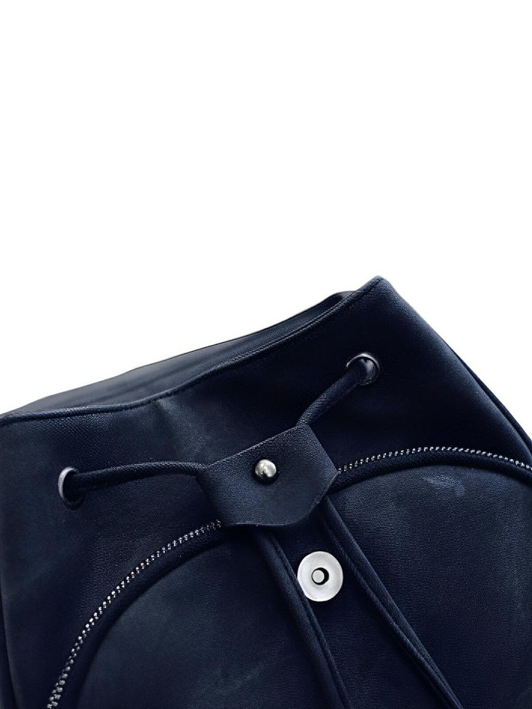 Sac à dos femme, design tendance, grande capacité, fermeture lacets et rabat, cuir simili vegan doux, modèle Tania - Sac à dos - Noir