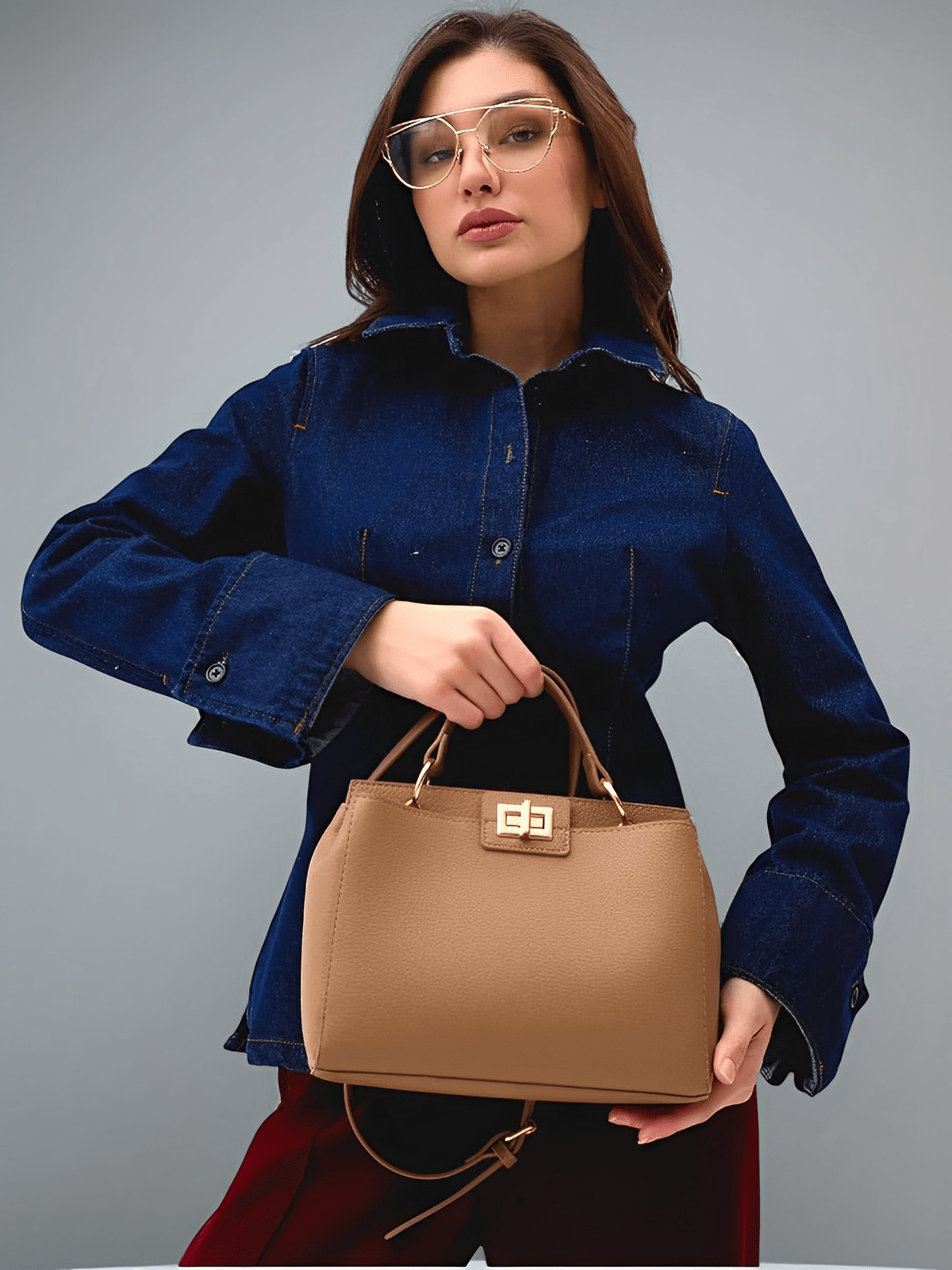 Sac à main femme, porté épaule et main, simili vegan, spacieux et raffiné, fermeture pivotante et zippée, modèle Henriette - Sac à main - Marron