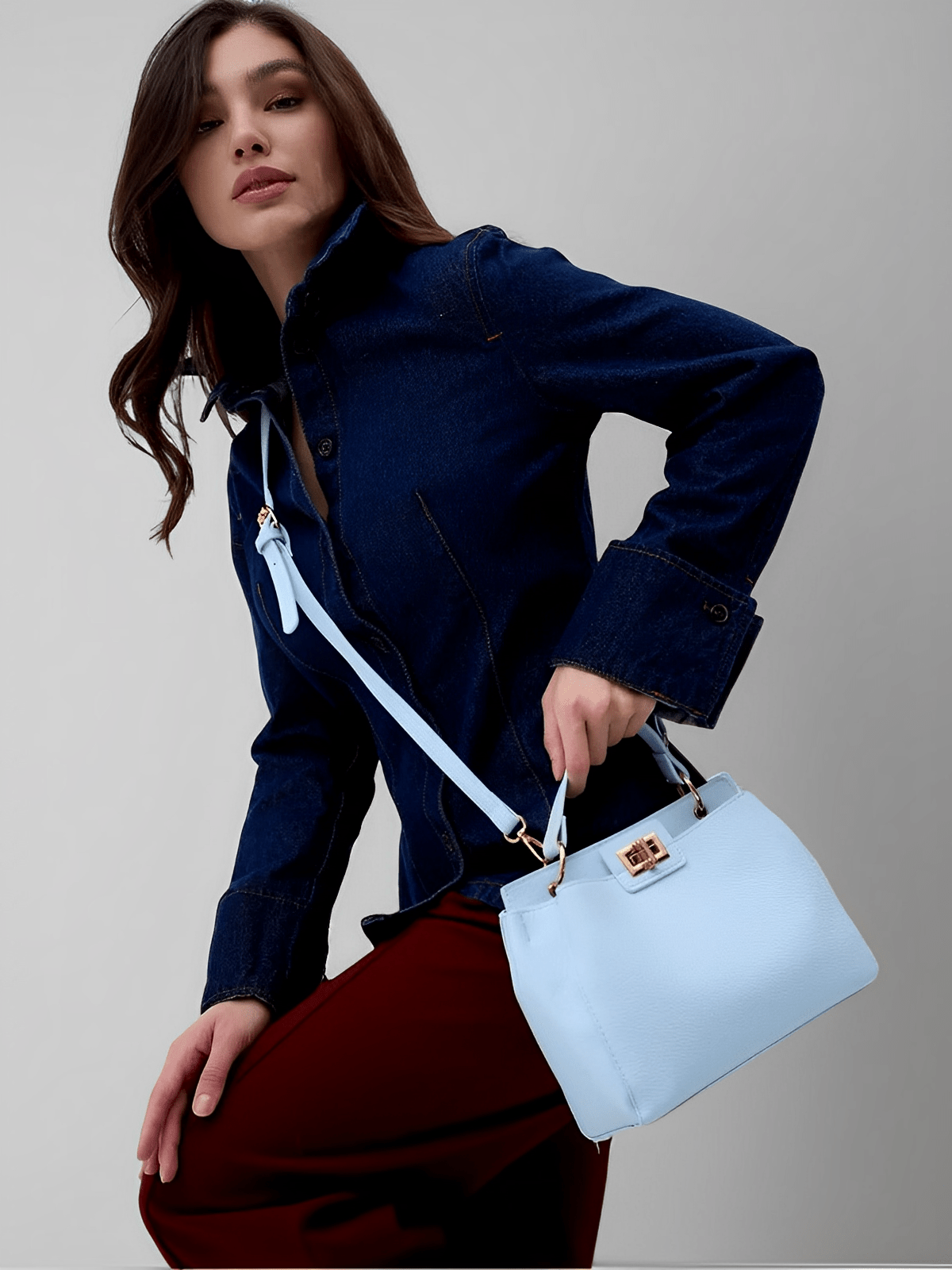 Sac à main femme, porté épaule et main, simili vegan, spacieux et raffiné, fermeture pivotante et zippée, modèle Henriette - Sac à main - Bleu