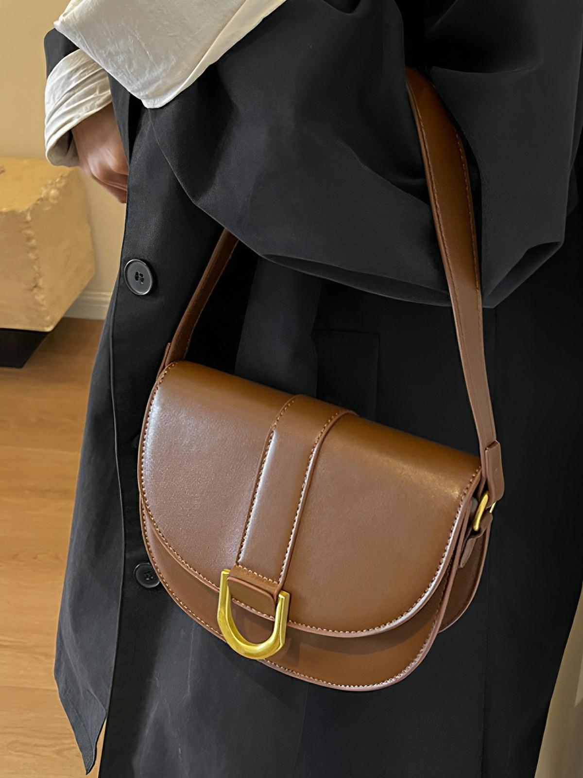 Sac bandoulière femme compact, simili vegan, boucle décorative, pratique et tendance, modèle Kitty - Sac Bandoulière - Marron