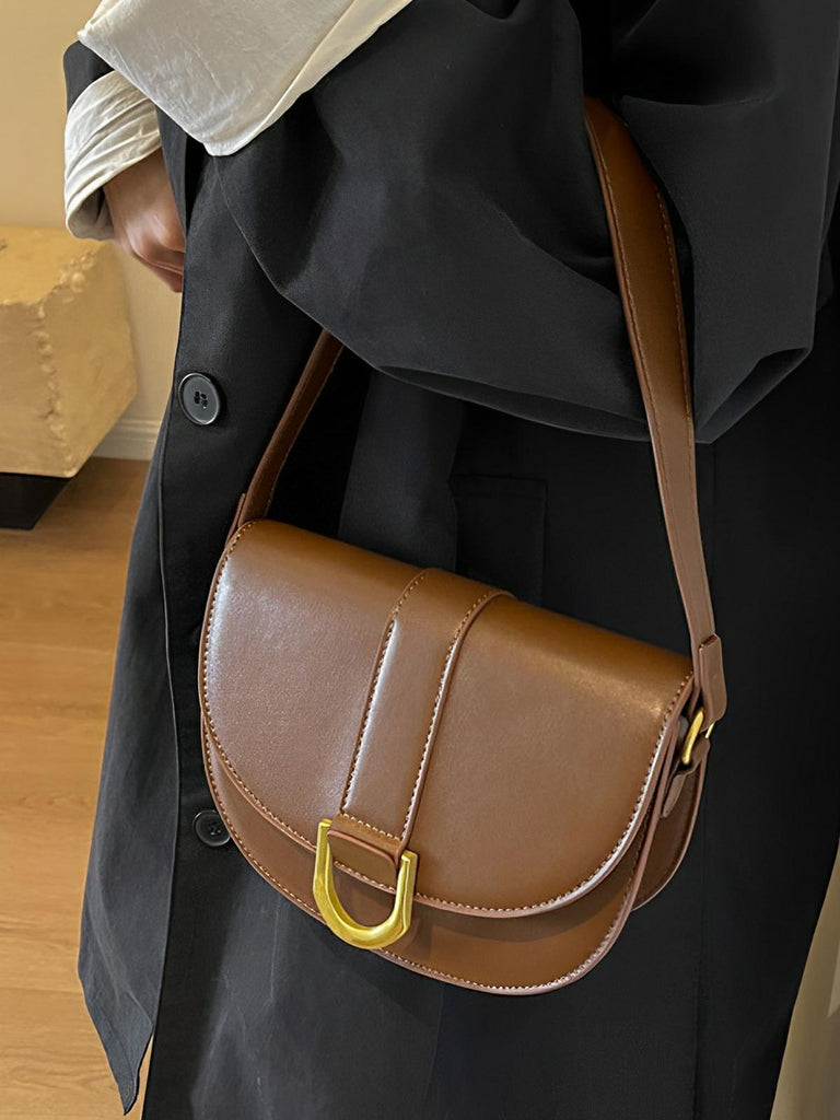 Sac bandoulière femme compact, simili vegan, boucle décorative, pratique et tendance, modèle Kitty - Sac Bandoulière - Marron