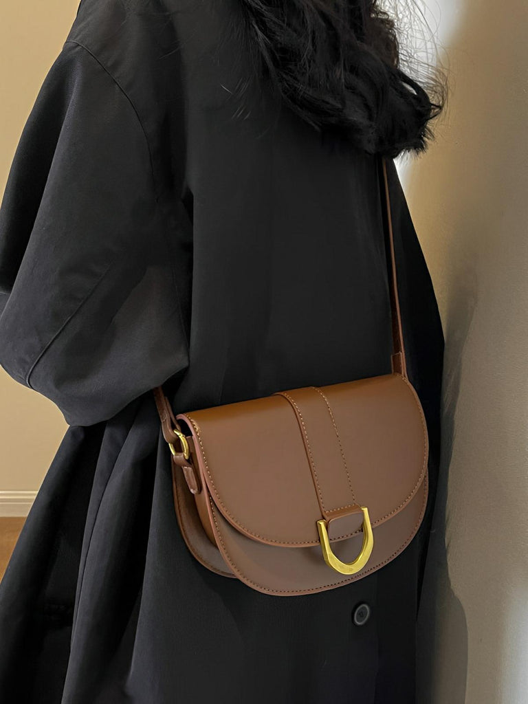 Sac bandoulière femme compact, simili vegan, boucle décorative, pratique et tendance, modèle Kitty - Sac Bandoulière - Marron