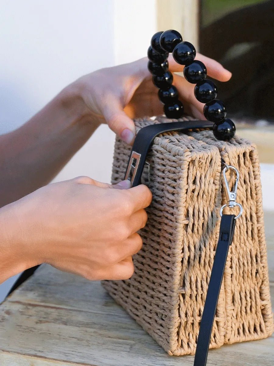 Sac de plage en raphia, perles noires, anse rigide, bandoulière amovible, petit format compact, modèle Claire - Sac de plage - Camel