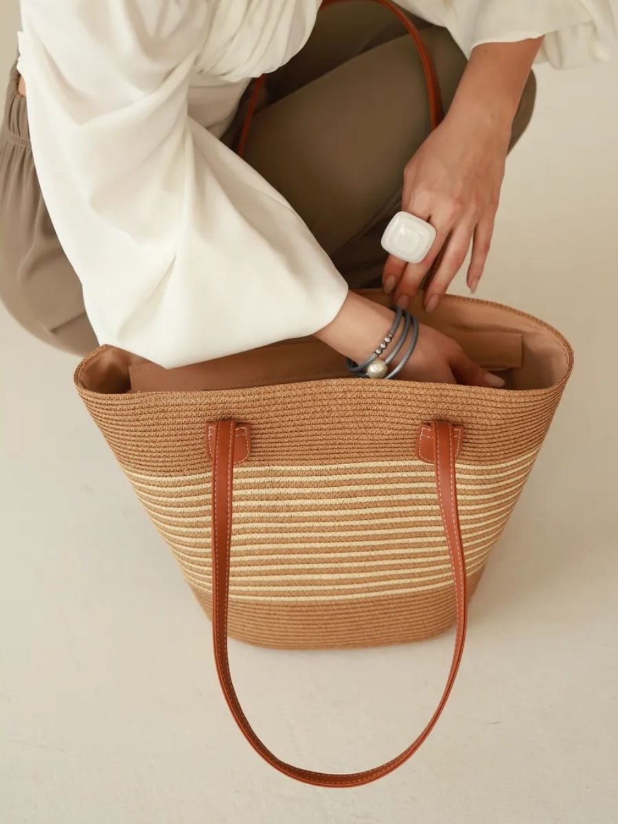 Sac de plage en raphia tressée, grande contenance, fermeture zippée, poignées longues, style tote bag, vacances au soleil, modèle Yema - Sac de plage - Camel et beige