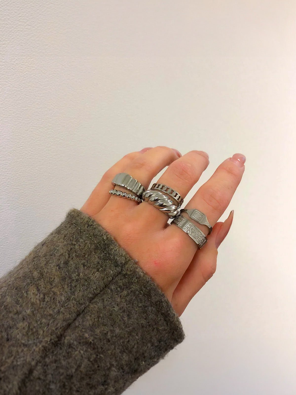 Bague bombée femme, bague acier inoxydable dorée, texture rayée, large or, bague effet vintage, modèle Miwa - Bague - Argent XS