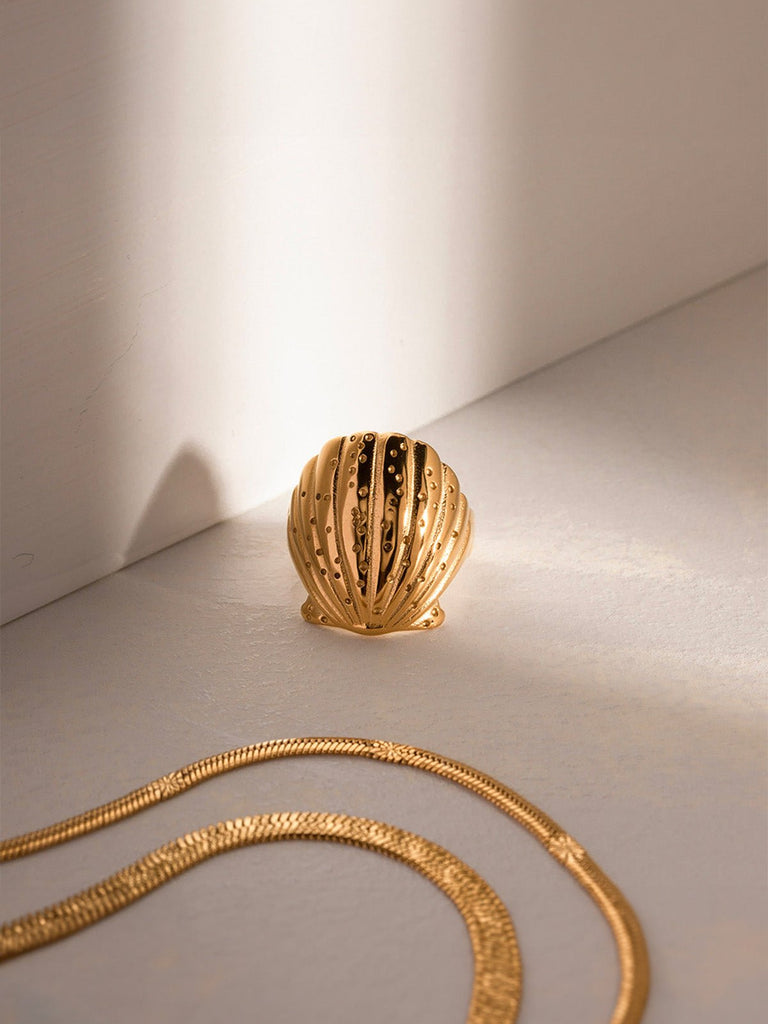Bague coquillage dorée, bijou bord de mer, bague large ajustable, acier inoxydable, inspiration marine, modèle Djibi - Bague - Or
