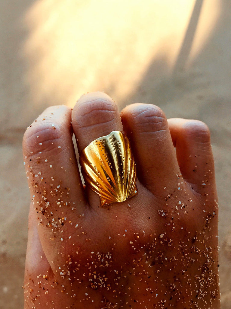 Bague coquillage dorée, bijou bord de mer, bague large ajustable, acier inoxydable, inspiration marine, modèle Djibi - Bague - Or