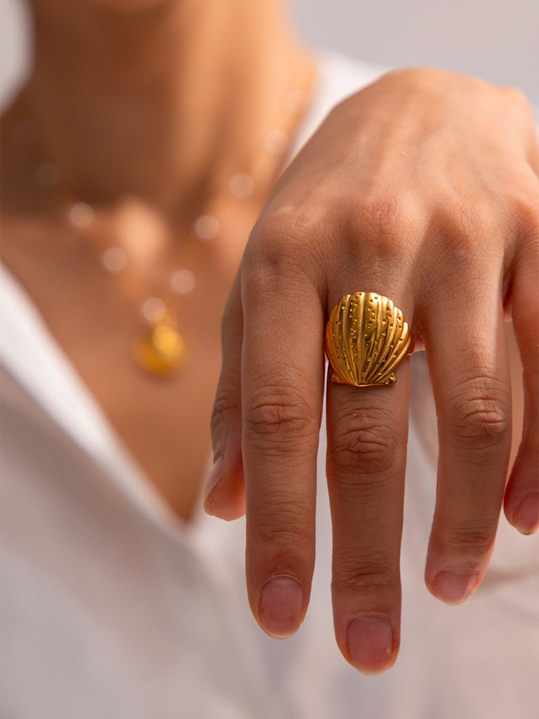 Bague coquillage dorée, bijou bord de mer, bague large ajustable, acier inoxydable, inspiration marine, modèle Djibi - Bague - Or