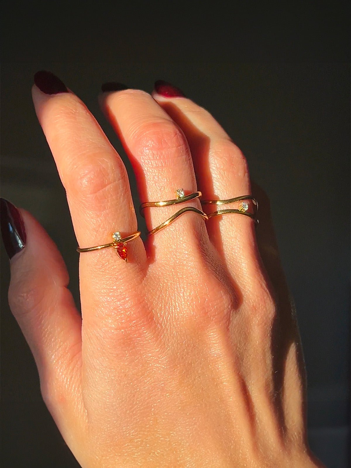 Bague croisée dorée, pierre brillante, style géométrique, ajustement moderne, design minimal, modèle Holor - Bague - Or XS