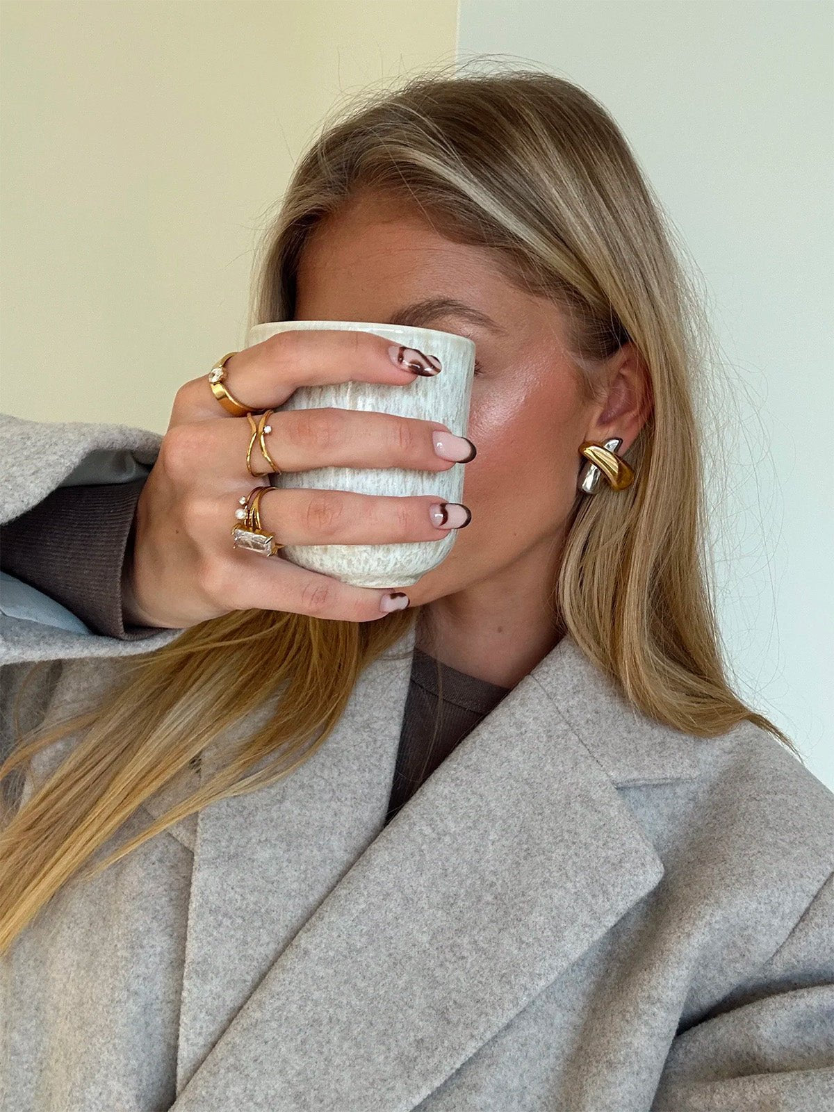Bague croisée dorée, pierre brillante, style géométrique, ajustement moderne, design minimal, modèle Holor - Bague - Or XS
