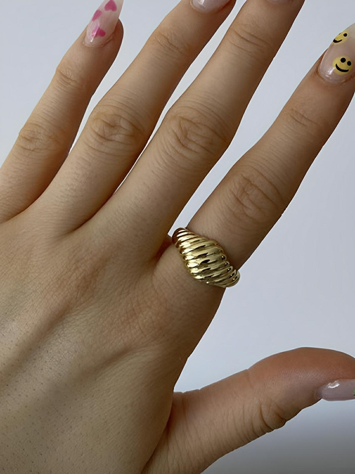 Bague femme acier inoxydable or 18K, style géométrique ondulé, bijoux tendance, mode urbaine, multi tailles, modèle Jorelle - Bague - Or XXS