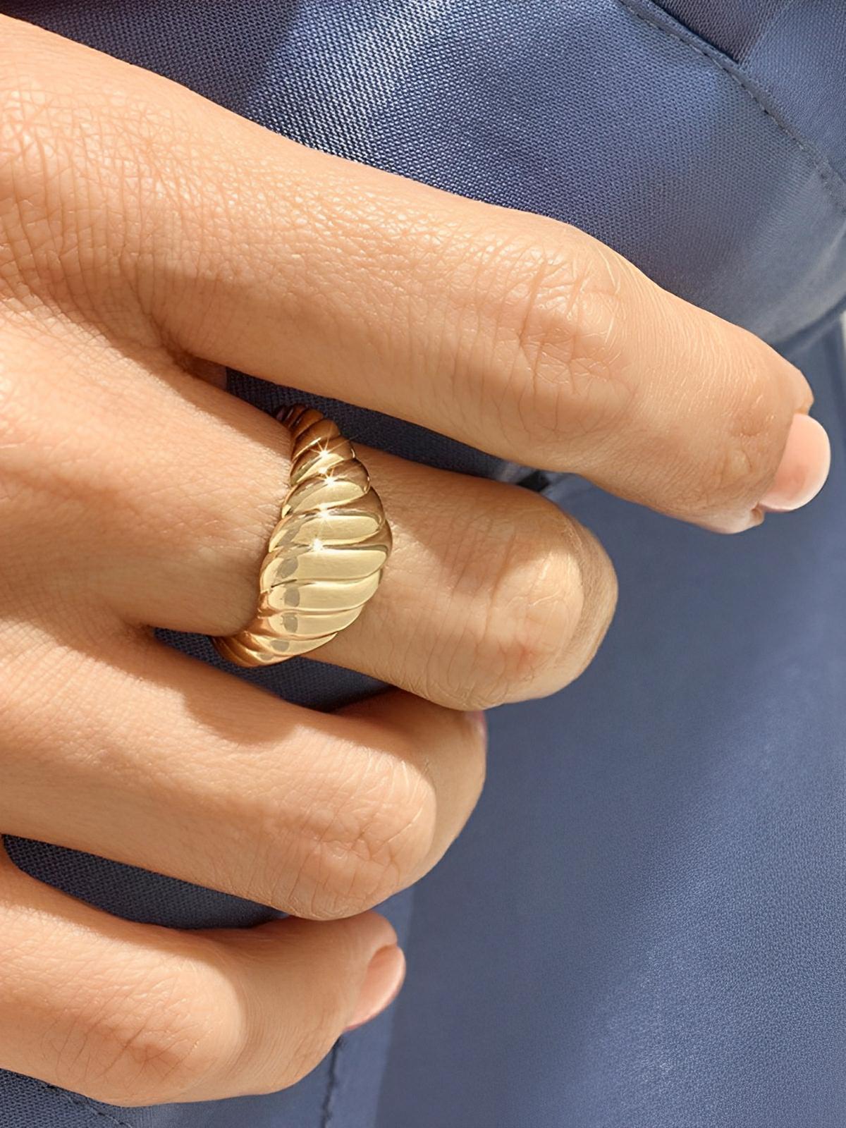 Bague femme acier inoxydable or 18K, style géométrique ondulé, bijoux tendance, mode urbaine, multi tailles, modèle Jorelle - Bague - Or XXS