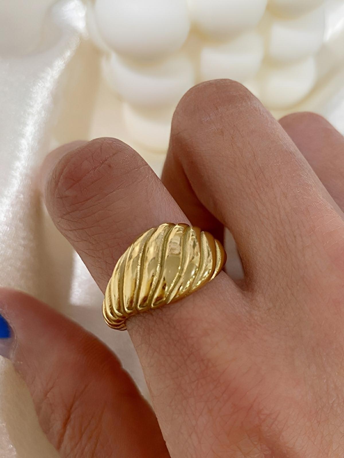 Bague femme acier inoxydable or 18K, style géométrique ondulé, bijoux tendance, mode urbaine, multi tailles, modèle Jorelle - Bague - Or XXS