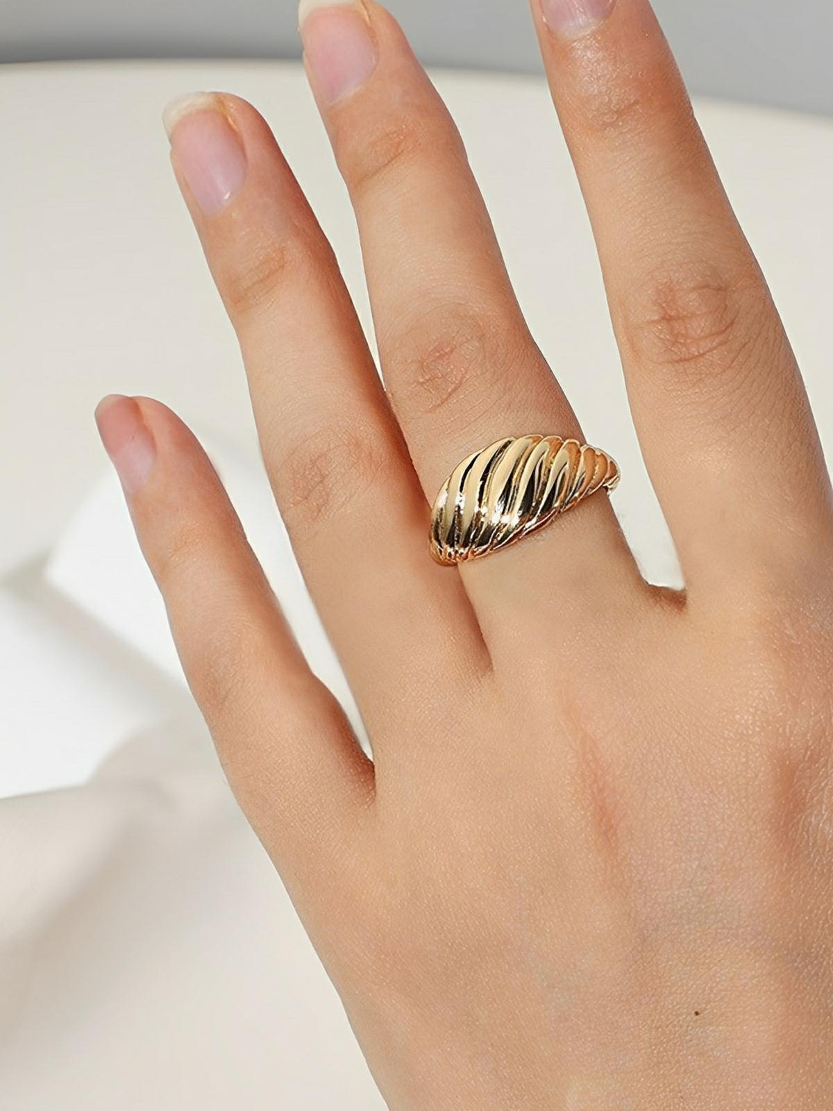 Bague femme acier inoxydable or 18K, style géométrique ondulé, bijoux tendance, mode urbaine, multi tailles, modèle Jorelle - Bague - Or XXS